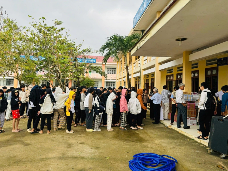 Vừa thoát cảnh cô lập, bệnh viện vùng lũ lập tức hướng về vùng thiên tai- Ảnh 5. Vừa thoát cảnh cô lập, bệnh viện vùng lũ lập tức hướng về vùng thiên tai- Ảnh 5.