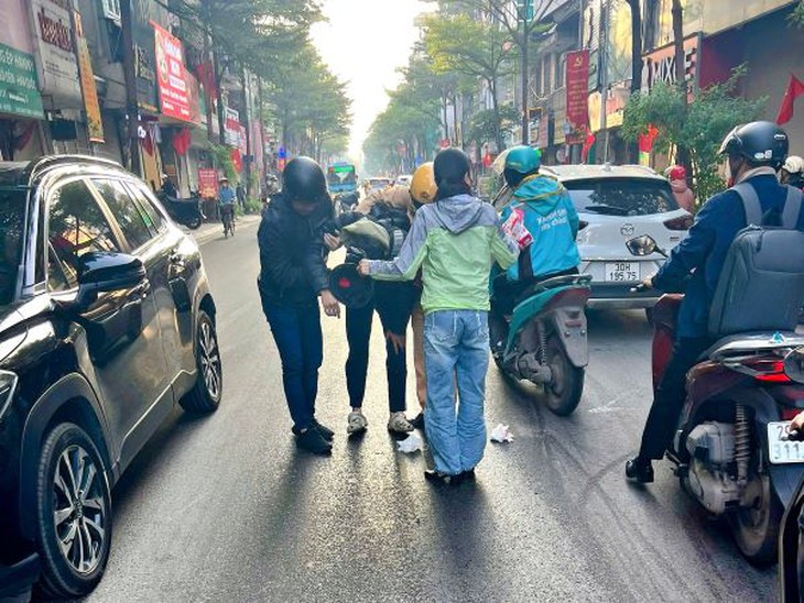 Hà Nội: Xử lý vết dầu loang dài gần 1 km trên đường Khâm Thiên trong giờ cao điểm- Ảnh 3. Hà Nội: Xử lý vết dầu loang dài gần 1 km trên đường Khâm Thiên trong giờ cao điểm- Ảnh 3.