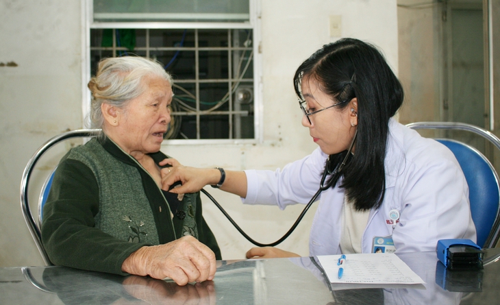 Chuyến xe Sức khỏe - Thương về miền Trung: Ấm tình sẻ chia tại xã Diên Điền- Ảnh 5. Chuyến xe Sức khỏe - Thương về miền Trung: Ấm tình sẻ chia tại xã Diên Điền- Ảnh 5.