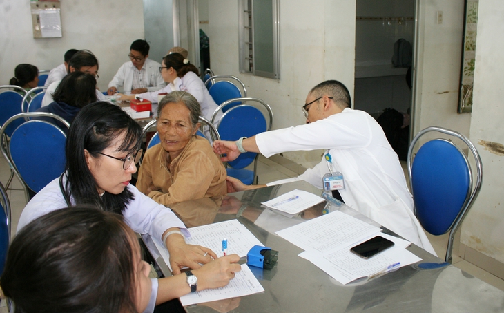 Chuyến xe Sức khỏe - Thương về miền Trung: Ấm tình sẻ chia tại xã Diên Điền- Ảnh 1. Chuyến xe Sức khỏe - Thương về miền Trung: Ấm tình sẻ chia tại xã Diên Điền- Ảnh 1.