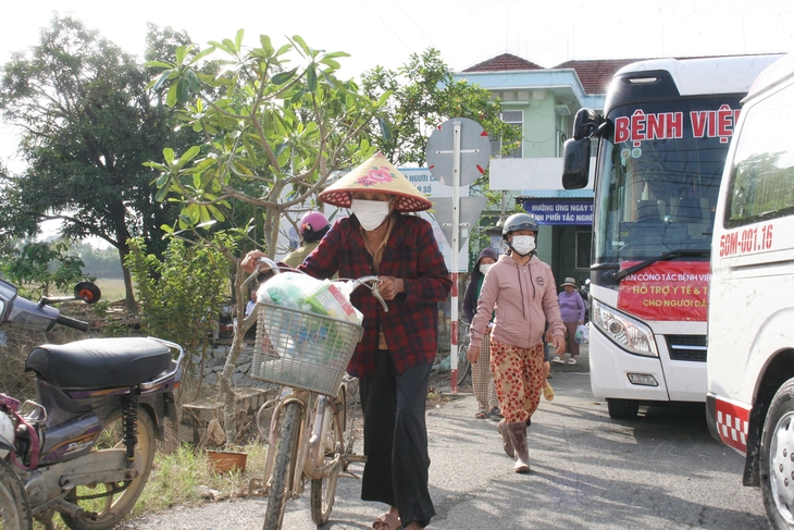 Chuyến xe Sức khỏe - Thương về miền Trung: Ấm tình sẻ chia tại xã Diên Điền- Ảnh 3. Chuyến xe Sức khỏe - Thương về miền Trung: Ấm tình sẻ chia tại xã Diên Điền- Ảnh 3.