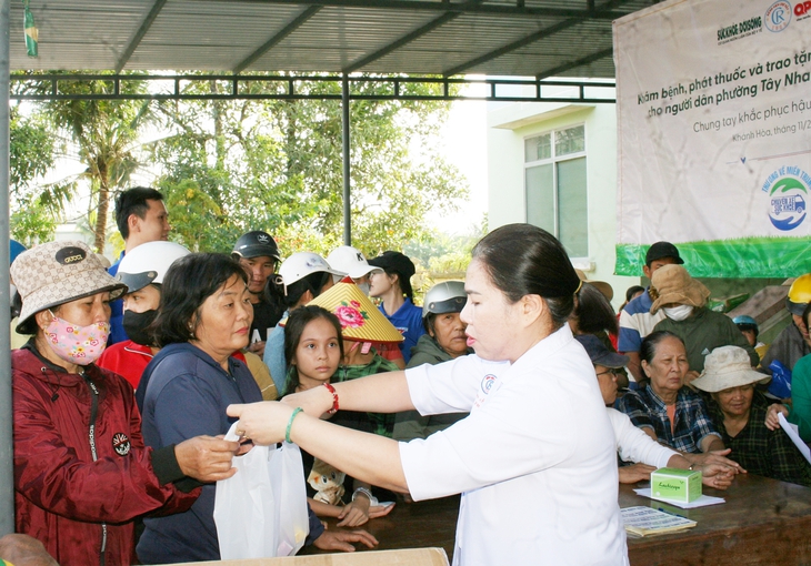 Chuyến xe Sức khỏe - Thương về miền Trung: Ấm tình sẻ chia tại xã Diên Điền- Ảnh 2. Chuyến xe Sức khỏe - Thương về miền Trung: Ấm tình sẻ chia tại xã Diên Điền- Ảnh 2.