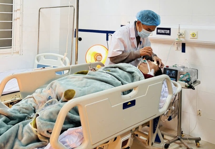 2 chị em nguy kịch vì đốt than sưởi ấm trong phòng kín- Ảnh 2.