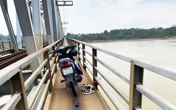 Hé lộ nguyên nhân người đàn ông ôm 2 cháu nhỏ nhảy xuống sông Trà Khúc