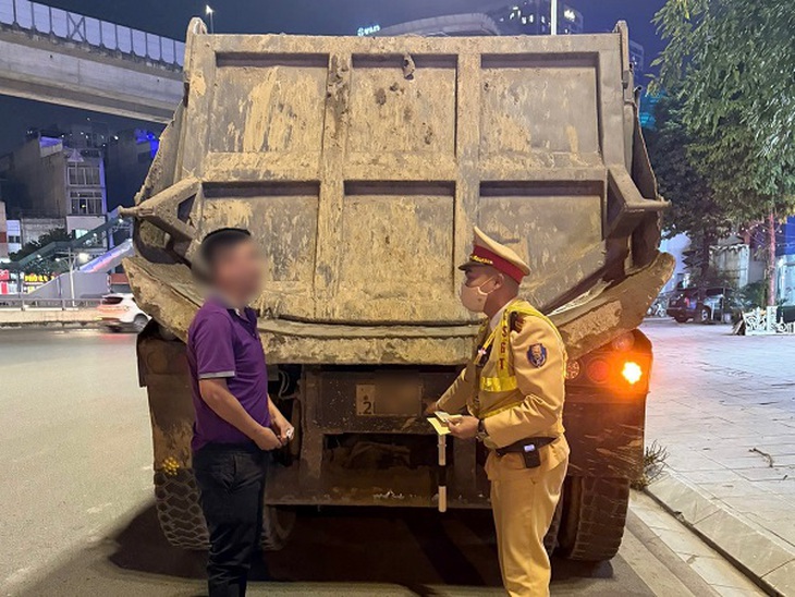 CSGT Hà Nội tuần tra xuyên đêm, phát hiện nhiều chiêu 'lách luật' của tài xế xe tải- Ảnh 4.