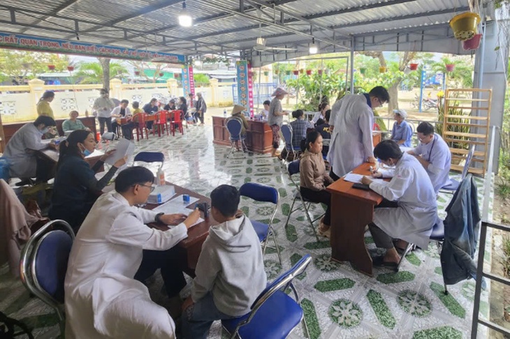 Ấm lòng vùng lũ: Bác sĩ TPHCM khám hơn 3.500 người dân, trao hàng trăm phần quà và mời cơm trưa bà con Đắk Lắk- Ảnh 3.