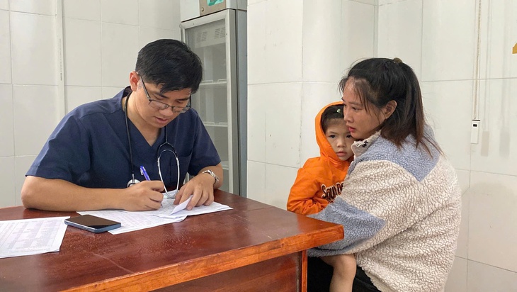 Ấm lòng vùng lũ: Bác sĩ TPHCM khám hơn 3.500 người dân, trao hàng trăm phần quà và mời cơm trưa bà con Đắk Lắk- Ảnh 4.