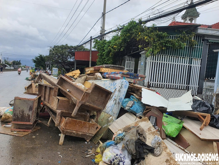 Khánh Hòa ngập rác sau mưa lũ, lực lượng chức năng và công nhân môi trường làm việc xuyên đêm - Ảnh 3.