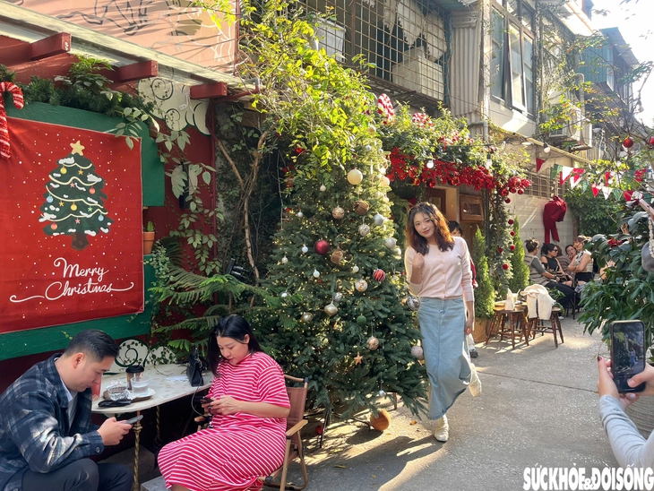 Ngõ nhỏ ở Hà Nội 'hút' giới trẻ trước mùa Giáng sinh- Ảnh 7. Ngõ nhỏ ở Hà Nội 'hút' giới trẻ trước mùa Giáng sinh- Ảnh 7.