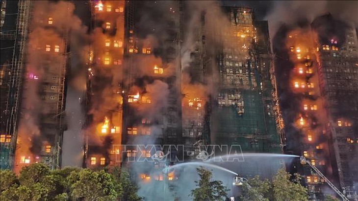 Chưa có thông tin về nạn nhân là người Việt Nam trong vụ cháy chung cư ở Hong Kong- Ảnh 1.