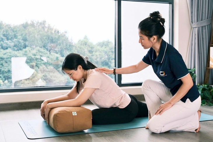 Bị thoái hóa cột sống hay đau thần kinh tọa: có nên tập yoga không?- Ảnh 1. Bị thoái hóa cột sống hay đau thần kinh tọa: có nên tập yoga không?- Ảnh 1.