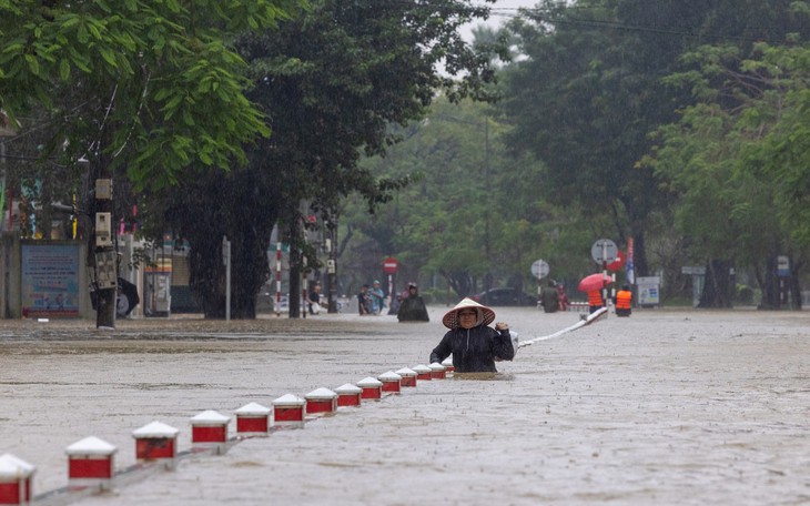 Biển Đông vừa có bão vừa có áp thấp nhiệt đới- Ảnh 1.