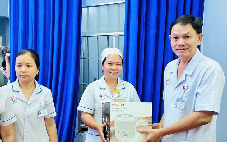 Những sẻ chia ấm áp đến nhân viên y tế bị thiệt hại do mưa lũ
