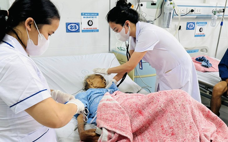 Bộ Y tế: Không để gián đoạn cấp cứu, điều trị cho người dân vùng ảnh hưởng bão số 15