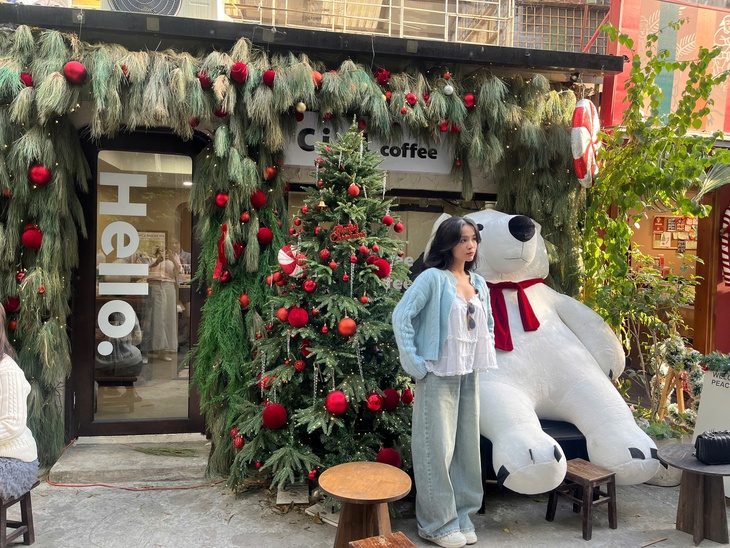 Ngõ nhỏ ở Hà Nội 'hút' giới trẻ trước mùa Giáng sinh- Ảnh 10. Ngõ nhỏ ở Hà Nội 'hút' giới trẻ trước mùa Giáng sinh- Ảnh 10.