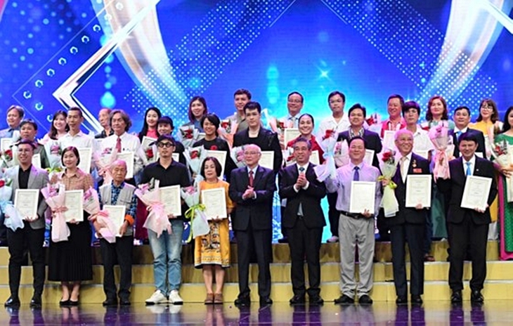Trao Giải thưởng sáng tác, quảng bá, học tập, làm theo tư tưởng, đạo đức, phong cách Hồ Chí Minh vào đầu tháng 12- Ảnh 1. Trao Giải thưởng sáng tác, quảng bá, học tập, làm theo tư tưởng, đạo đức, phong cách Hồ Chí Minh vào đầu tháng 12- Ảnh 1.
