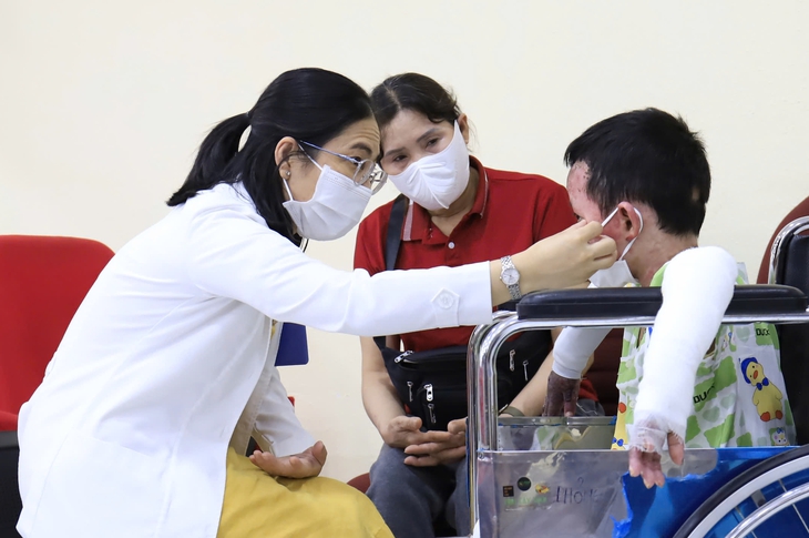 Bệnh nhi bỏng 65% vụ phóng hỏa ở Gia Lai hồi phục ngoạn mục sau 38 ngày điều trị- Ảnh 1. Bệnh nhi bỏng 65% vụ phóng hỏa ở Gia Lai hồi phục ngoạn mục sau 38 ngày điều trị- Ảnh 1.