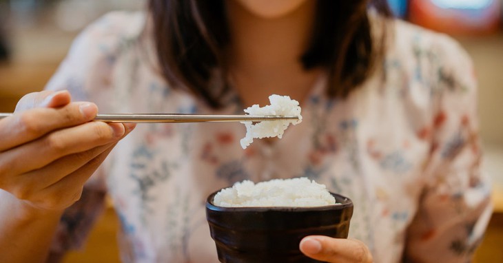 Chuyên gia hướng dẫn cách ăn cơm nguội giúp giảm cân và ổn định đường huyết- Ảnh 2.