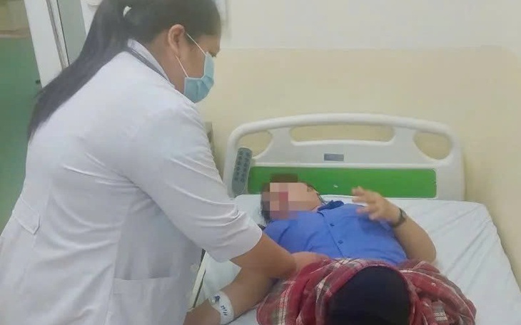 Uống mật cá trắm chữa đau đầu, một phụ nữ 66 tuổi suýt mất mạng- Ảnh 2.