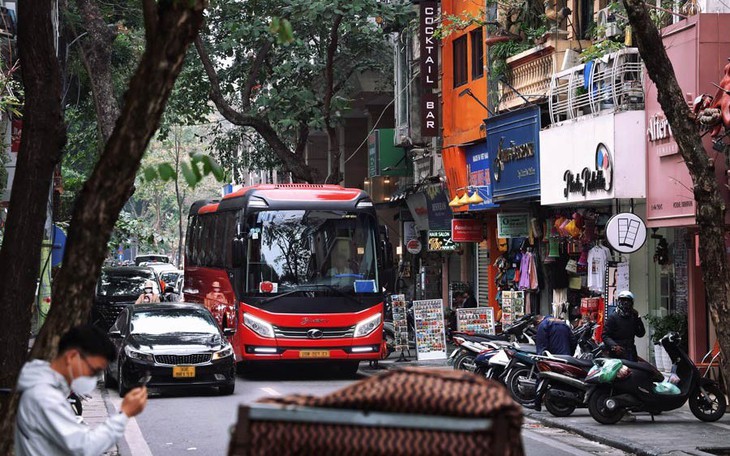Hà Nội tiếp tục cấm ô tô trên 16 chỗ vào phố cổ trong giờ cao điểm- Ảnh 1.