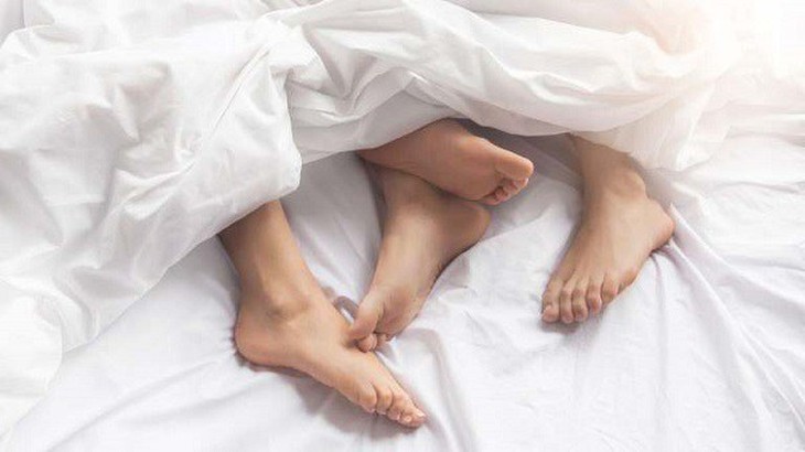 Từ góc độ khoa học, quan hệ tình dục khi trời lạnh là một hoạt động an toàn và có lợi, đóng vai trò như một "liều thuốc" tự nhiên củng cố cả sức khỏe thể chất và tinh thần.