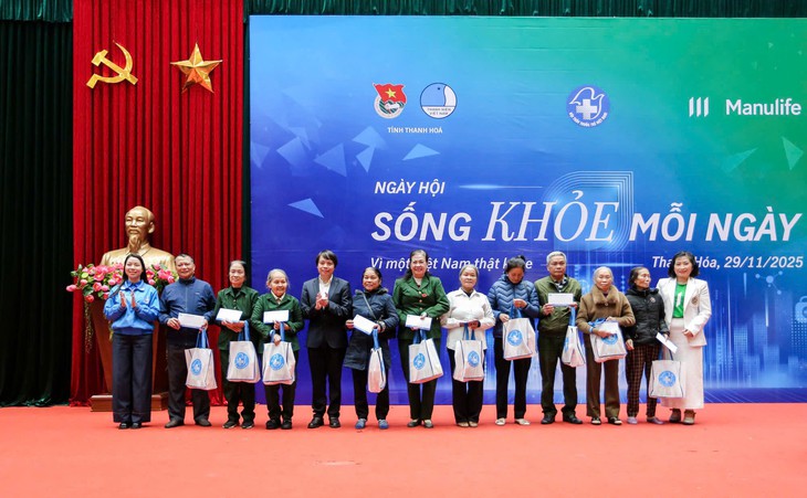 Thầy thuốc trẻ giúp người dân vùng lũ phục hồi sức khỏe sau thiên tai- Ảnh 6.