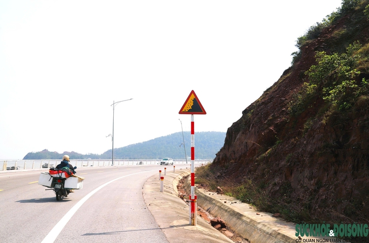 Nguy cơ sạt lở vách núi Mộ Dạ, đe doạ tuyến đường ven biển Nghệ An- Ảnh 1. Nguy cơ sạt lở vách núi Mộ Dạ, đe doạ tuyến đường ven biển Nghệ An- Ảnh 1.