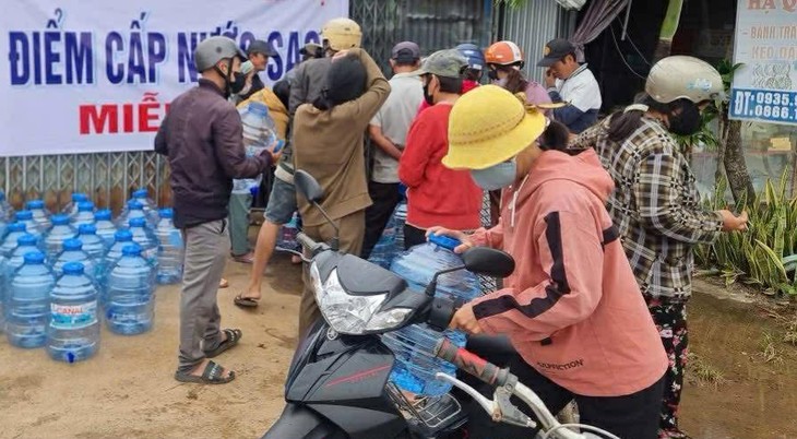 Cung cấp nước sạch giúp người dân vùng lũ Đắk Lắk phòng ngừa dịch bệnh- Ảnh 1. Cung cấp nước sạch giúp người dân vùng lũ Đắk Lắk phòng ngừa dịch bệnh- Ảnh 1.