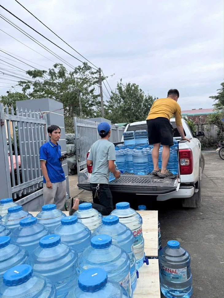 Cung cấp nước sạch giúp người dân vùng lũ Đắk Lắk phòng ngừa dịch bệnh- Ảnh 4. Cung cấp nước sạch giúp người dân vùng lũ Đắk Lắk phòng ngừa dịch bệnh- Ảnh 4.