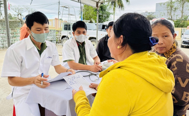 Bệnh viện 19-8 vượt đường khó, trao yêu thương và tủ thuốc đặc biệt cho bà con vùng lũ- Ảnh 3. Bệnh viện 19-8 vượt đường khó, trao yêu thương và tủ thuốc đặc biệt cho bà con vùng lũ- Ảnh 3.