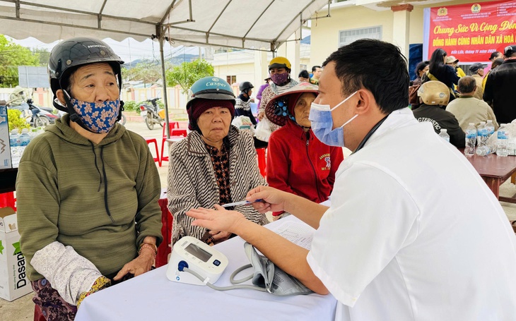 Bệnh viện 19-8 vượt đường khó, trao yêu thương và tủ thuốc đặc biệt cho bà con vùng lũ- Ảnh 2. Bệnh viện 19-8 vượt đường khó, trao yêu thương và tủ thuốc đặc biệt cho bà con vùng lũ- Ảnh 2.
