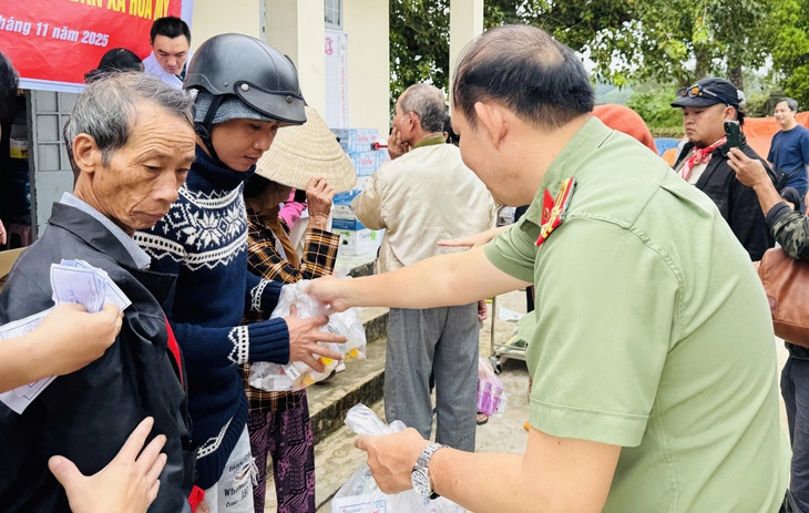 Bệnh viện 19-8 vượt đường khó, trao yêu thương và tủ thuốc đặc biệt cho bà con vùng lũ- Ảnh 6. Bệnh viện 19-8 vượt đường khó, trao yêu thương và tủ thuốc đặc biệt cho bà con vùng lũ- Ảnh 6.