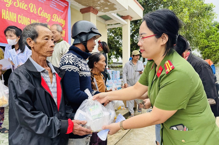 Bệnh viện 19-8 vượt đường khó, trao yêu thương và tủ thuốc đặc biệt cho bà con vùng lũ- Ảnh 5. Bệnh viện 19-8 vượt đường khó, trao yêu thương và tủ thuốc đặc biệt cho bà con vùng lũ- Ảnh 5.