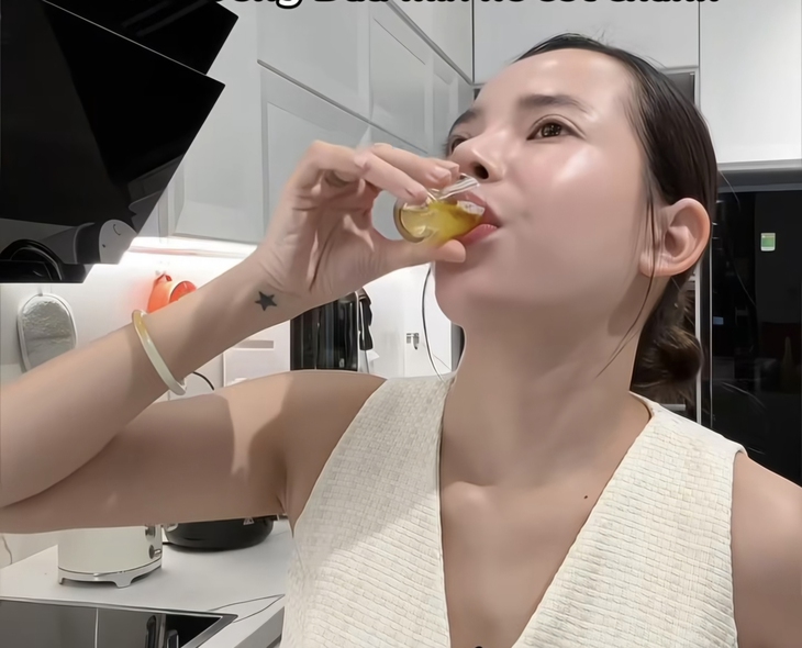 Uống dầu ô liu khi bụng rỗng vào buổi sáng: Trào lưu này có thực sự tốt như lời đồn?- Ảnh 1. Uống dầu ô liu khi bụng rỗng vào buổi sáng: Trào lưu này có thực sự tốt như lời đồn?- Ảnh 1.