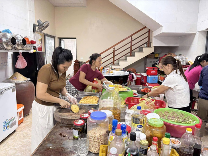 Bếp ăn nghĩa tình ấm lòng người dân vùng lũ- Ảnh 1. Bếp ăn nghĩa tình ấm lòng người dân vùng lũ- Ảnh 1.
