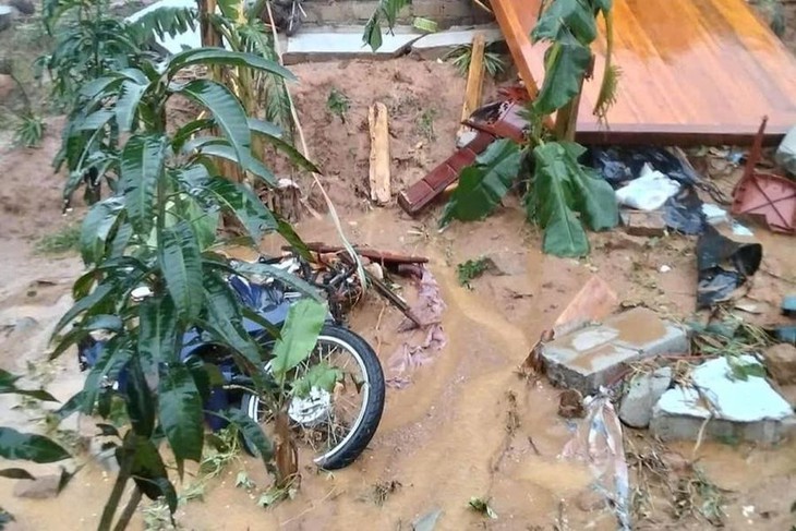 Sạt lở núi ở Hà Tĩnh, nhiều nhà dân bị vùi lấp- Ảnh 1. Sạt lở núi ở Hà Tĩnh, nhiều nhà dân bị vùi lấp- Ảnh 1.