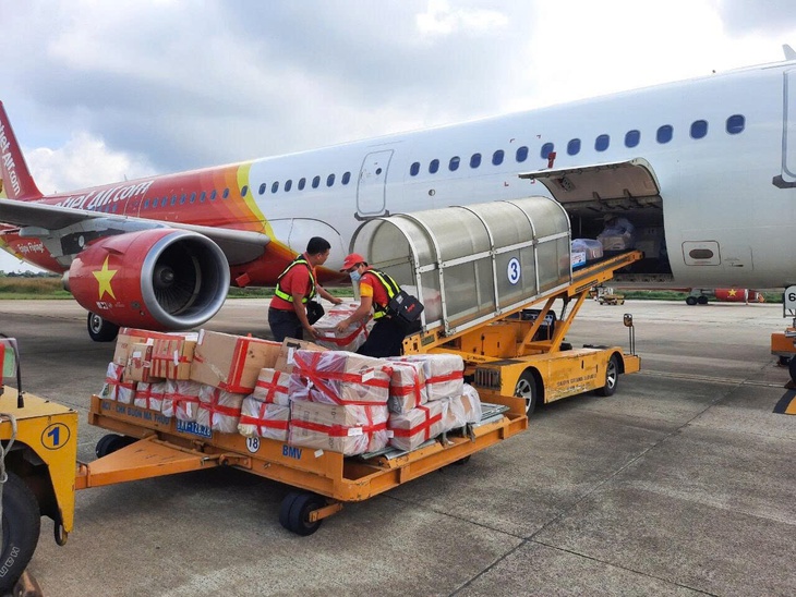 Vietjet cùng đồng bào vượt qua bão lũ, lan tỏa yêu thương- Ảnh 1.