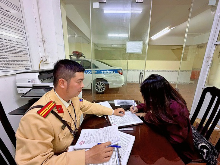 Phạt 19 triệu đồng nữ tài xế điều khiển ô tô đi ngược chiều trên đường Võ Chí Công - Ảnh 2.
