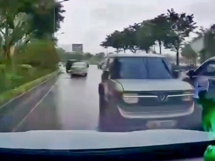 Phạt 19 triệu đồng nữ tài xế điều khiển ô tô đi ngược chiều trên đường Võ Chí Công - Ảnh 1.