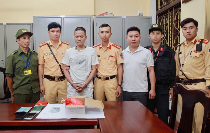 Giấu 2 bánh ma tuý trong khoang máy ô tô vẫn không thoát- Ảnh 1.