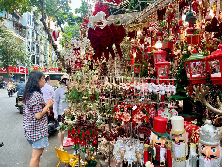 Phố Hàng Mã nhộn nhịp với đồ trang trí Giáng sinh sớm- Ảnh 1. Phố Hàng Mã nhộn nhịp với đồ trang trí Giáng sinh sớm- Ảnh 1.
