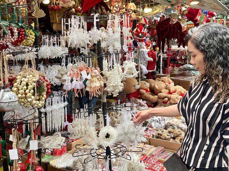 Phố Hàng Mã nhộn nhịp với đồ trang trí Giáng sinh sớm- Ảnh 8. Phố Hàng Mã nhộn nhịp với đồ trang trí Giáng sinh sớm- Ảnh 8.