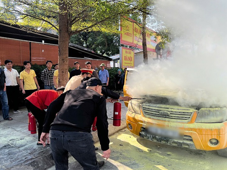 Hà Nội: Kịp thời dập tắt ô tô bất ngờ bốc cháy- Ảnh 2.