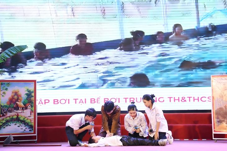 Nghệ An siết chặt phòng, chống đuối nước trẻ em: Quyết tâm không để thêm một sinh mạng bị cuốn đi- Ảnh 4. Nghệ An siết chặt phòng, chống đuối nước trẻ em: Quyết tâm không để thêm một sinh mạng bị cuốn đi- Ảnh 4.