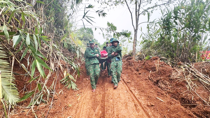 Khiêng cáng vượt dốc núi sạt lở cứu sản phụ 'ngàn cân treo sợi tóc'- Ảnh 1.