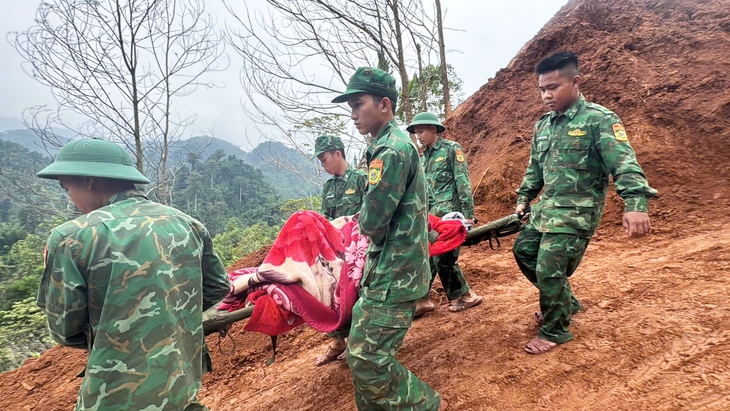 Khiêng cáng vượt dốc núi sạt lở cứu sản phụ 'ngàn cân treo sợi tóc'- Ảnh 3.