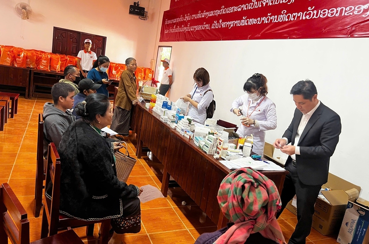 Khám bệnh miễn phí cho người dân Sepon: Thắt chặt nghĩa tình Việt – Lào- Ảnh 7.
