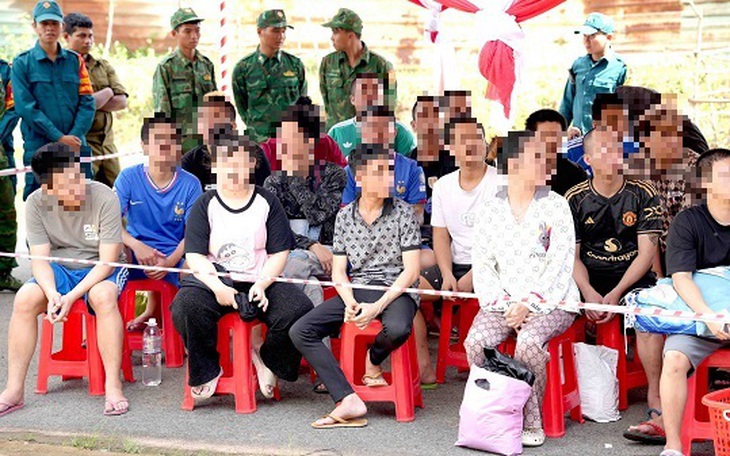 Gia đình lập bàn thờ vì tưởng đã chết, công an bất ngờ đưa thanh niên bị lừa sang Campuchia trở về- Ảnh 4.