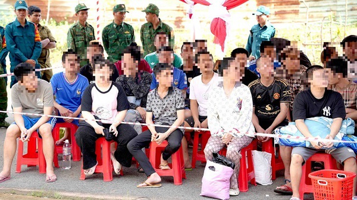Tiếp nhận 64 người trốn thoát khỏi cơ sở lừa đảo trực tuyến ở Campuchia- Ảnh 1. Tiếp nhận 64 người trốn thoát khỏi cơ sở lừa đảo trực tuyến ở Campuchia- Ảnh 1.