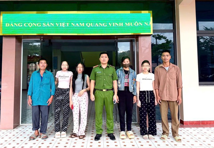Công an phối hợp tổ chức 'Trẻ em Rồng Xanh' đưa 3 nạn nhân từ Myanmar về nước- Ảnh 1. Công an phối hợp tổ chức 'Trẻ em Rồng Xanh' đưa 3 nạn nhân từ Myanmar về nước- Ảnh 1.